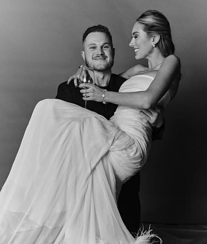 Imagen secundaria 2 - Flores, un descapotable y lujo: Zach Bryan da la campanada en Donostia